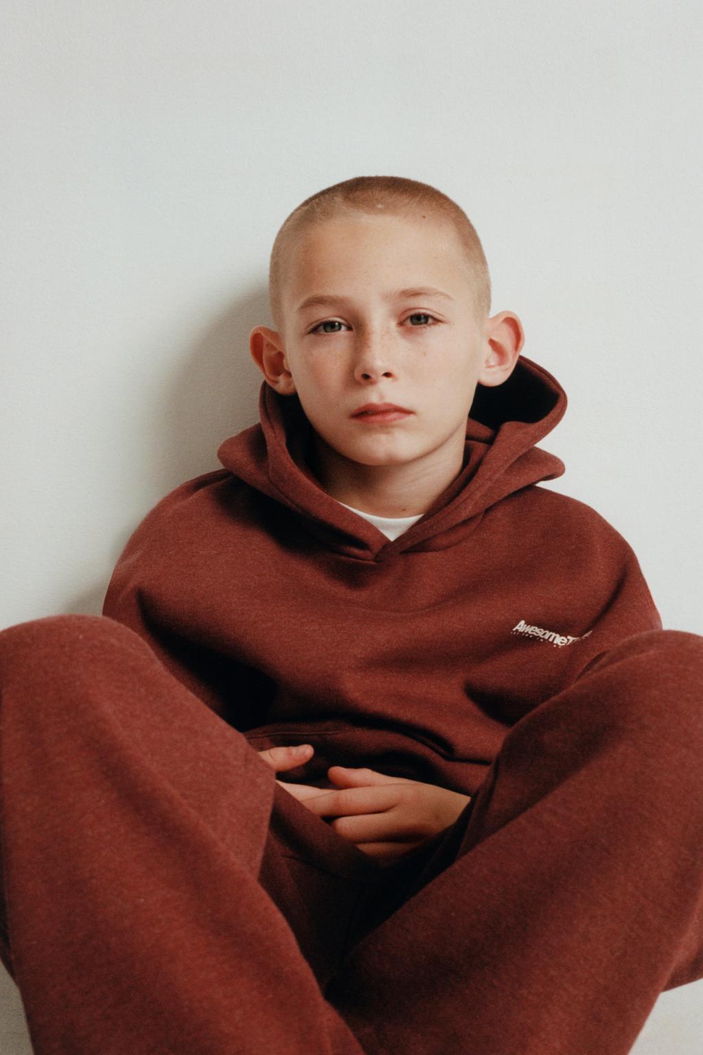 КОМПЛЕКТ ИЗ ТОЛСТОВКИ И БРЮК-ДЖОГГЕРОВ С ТЕКСТОВЫМ ПРИНТОМ