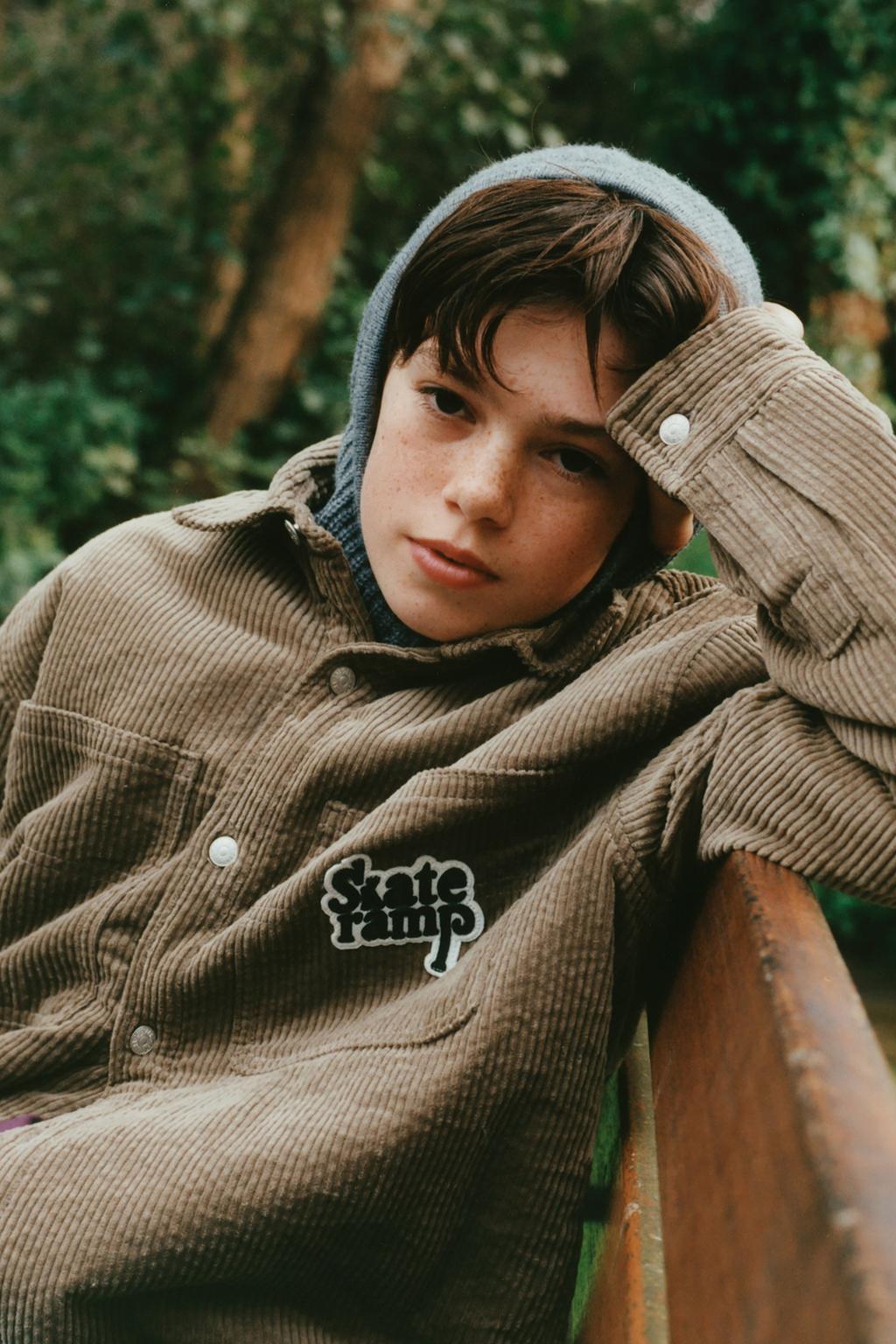 ВЕЛЬВЕТОВАЯ КУРТКА-РУБАШКА С ДЕТАЛЯМИ ИЗ ИСКУССТВЕННОЙ ОВЧИНЫ