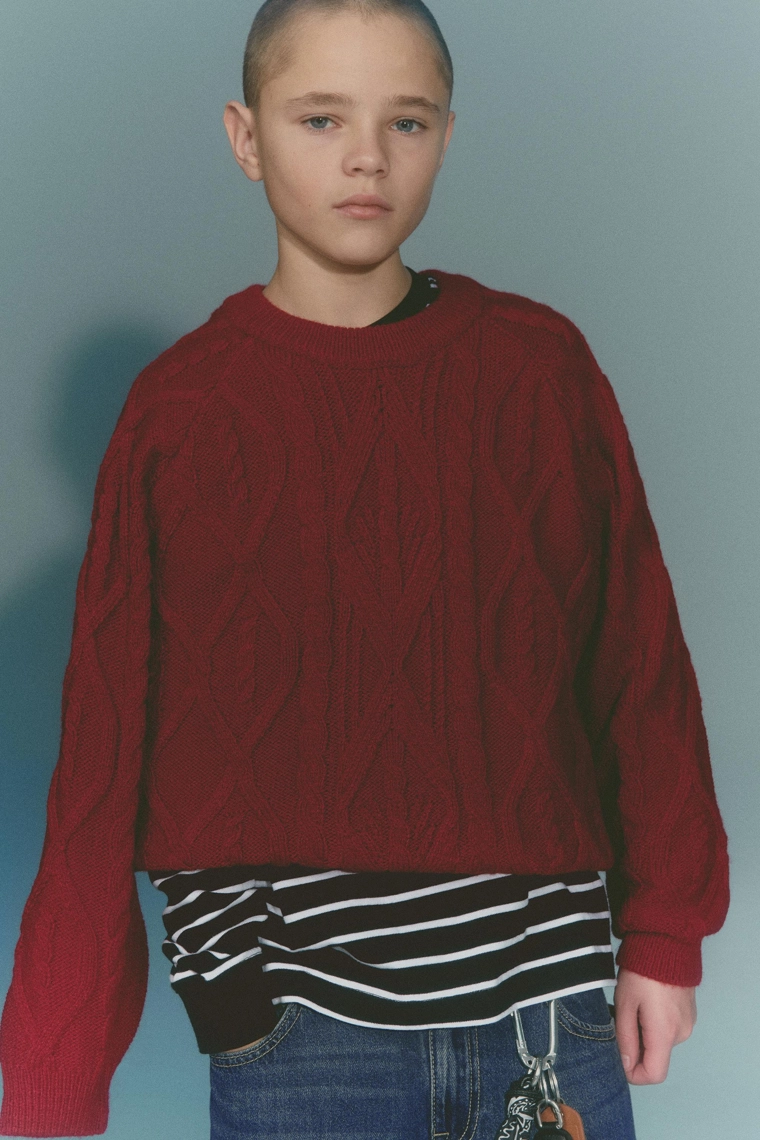 ВЯЗАНЫЙ СВИТЕР С УЗОРОМ «КОСЫ»