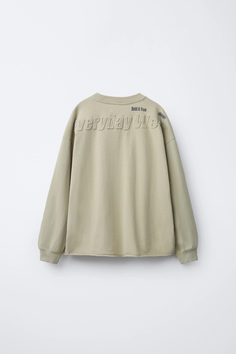 Футболка с потертостями и тисненым текстом