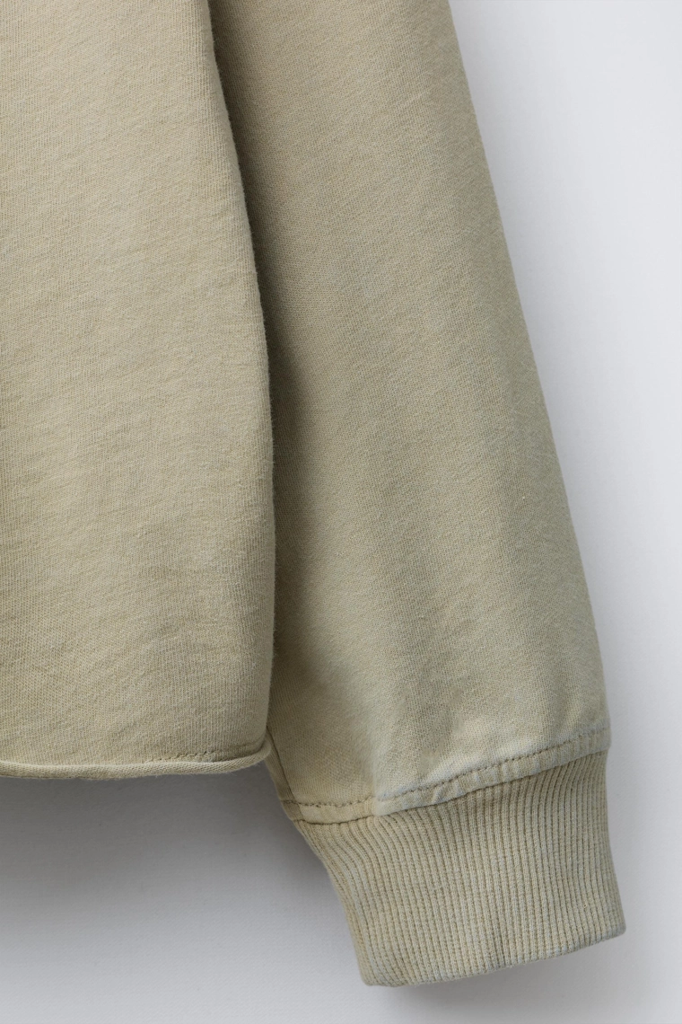 Футболка с потертостями и тисненым текстом