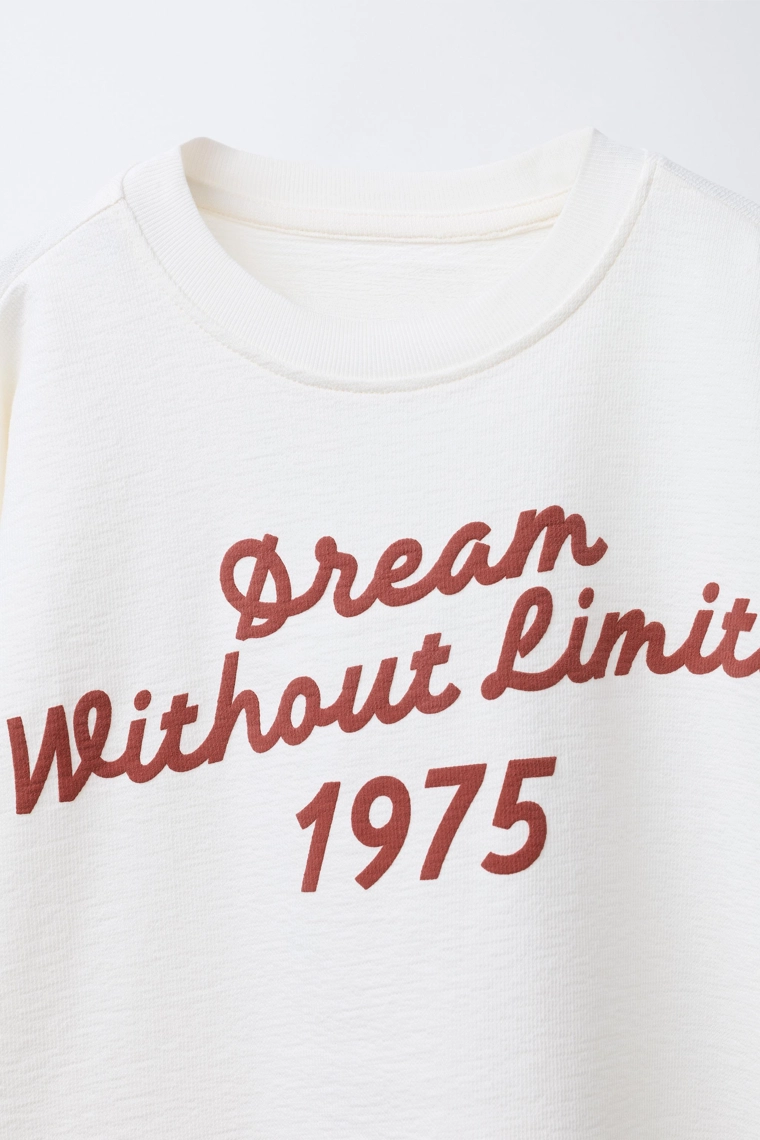 Футболка с лозунгом и структурой