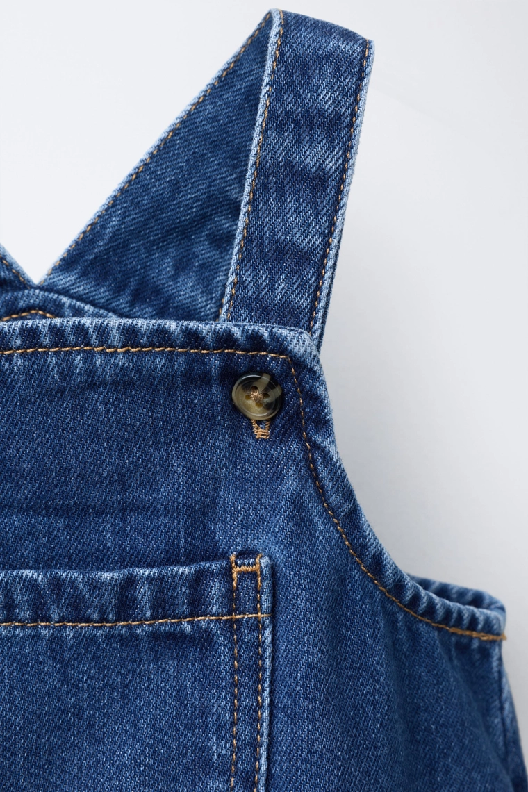 Джинсовый комбинезон со сторонней постановкой