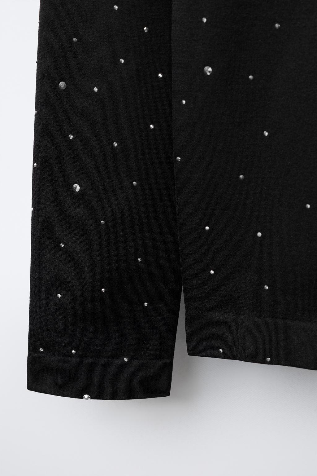 БЕСШОВНАЯ ФУТБОЛКА СО СТРАЗАМИ