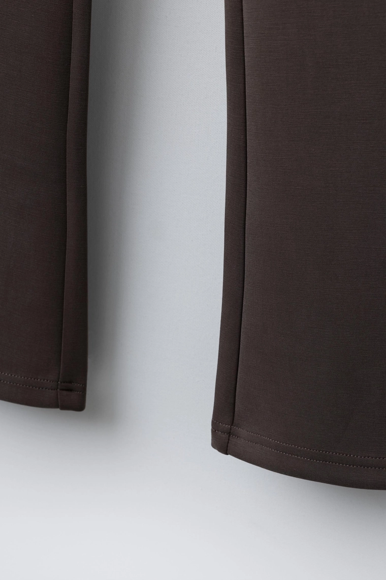 Брюки спортивного покроя с расклешенными штанинами