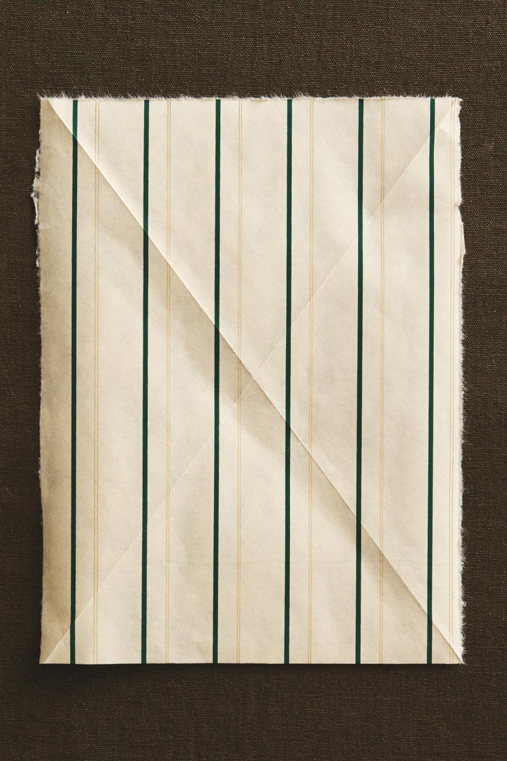 Бумажная упаковка для подарков на рождество с чередующимися полосами