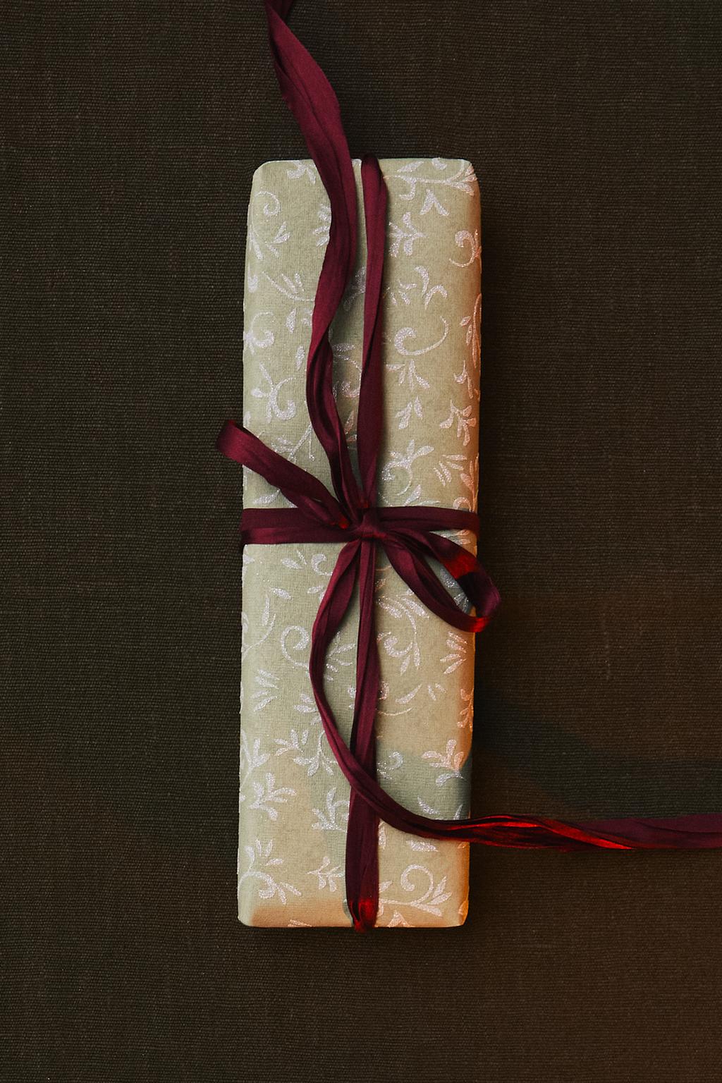 Зимняя блестящая упаковочная бумага с листьями