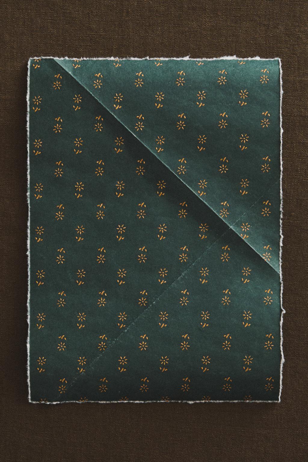 Праздничная глянцевая упаковочная бумага с цветочным узором