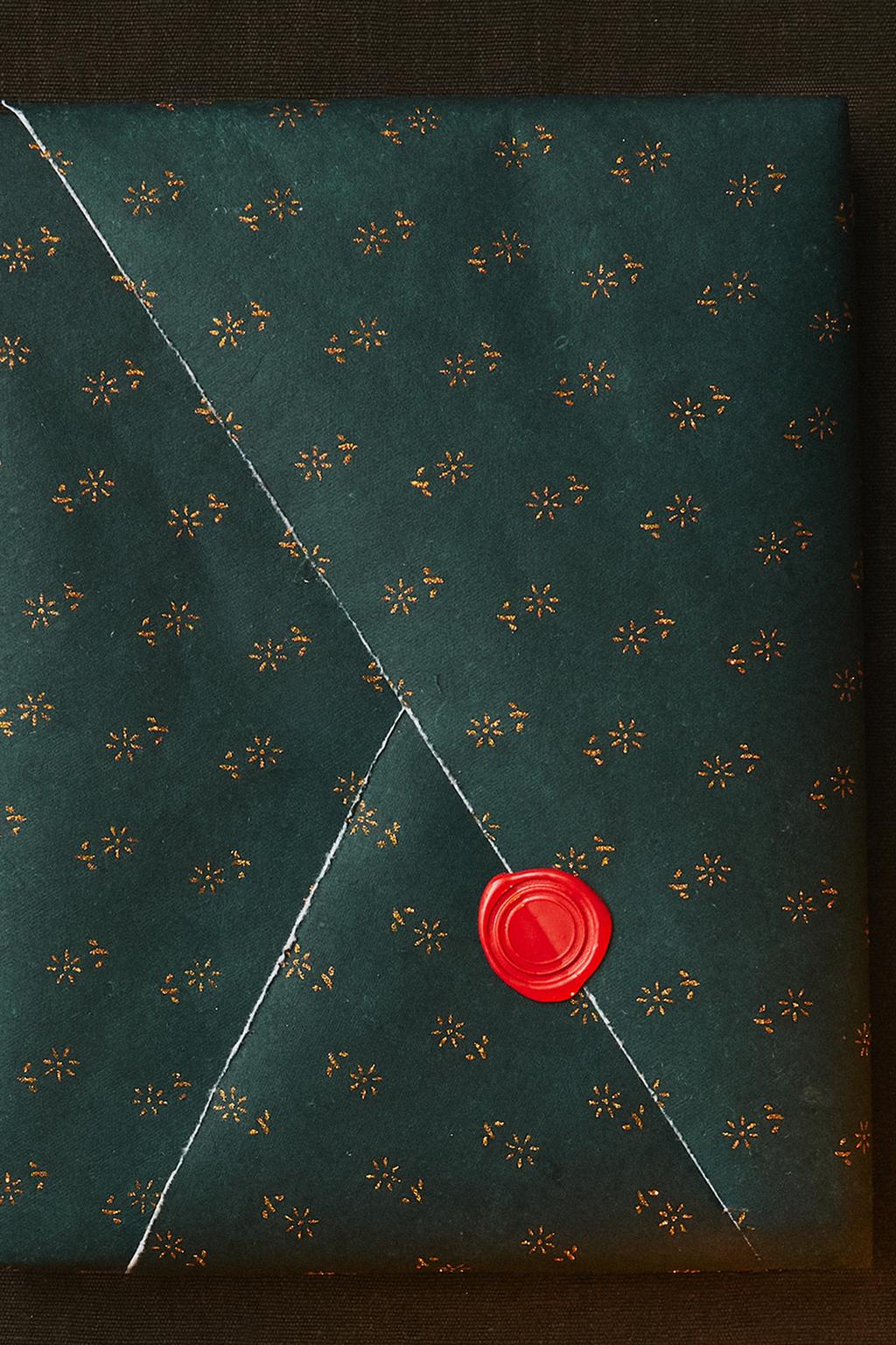 Праздничная глянцевая упаковочная бумага с цветочным узором