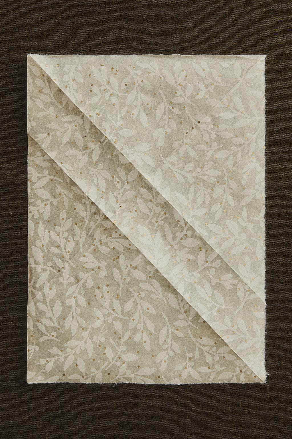 Бумага для упаковки подарков с изображением падуба и блестящих точек zara