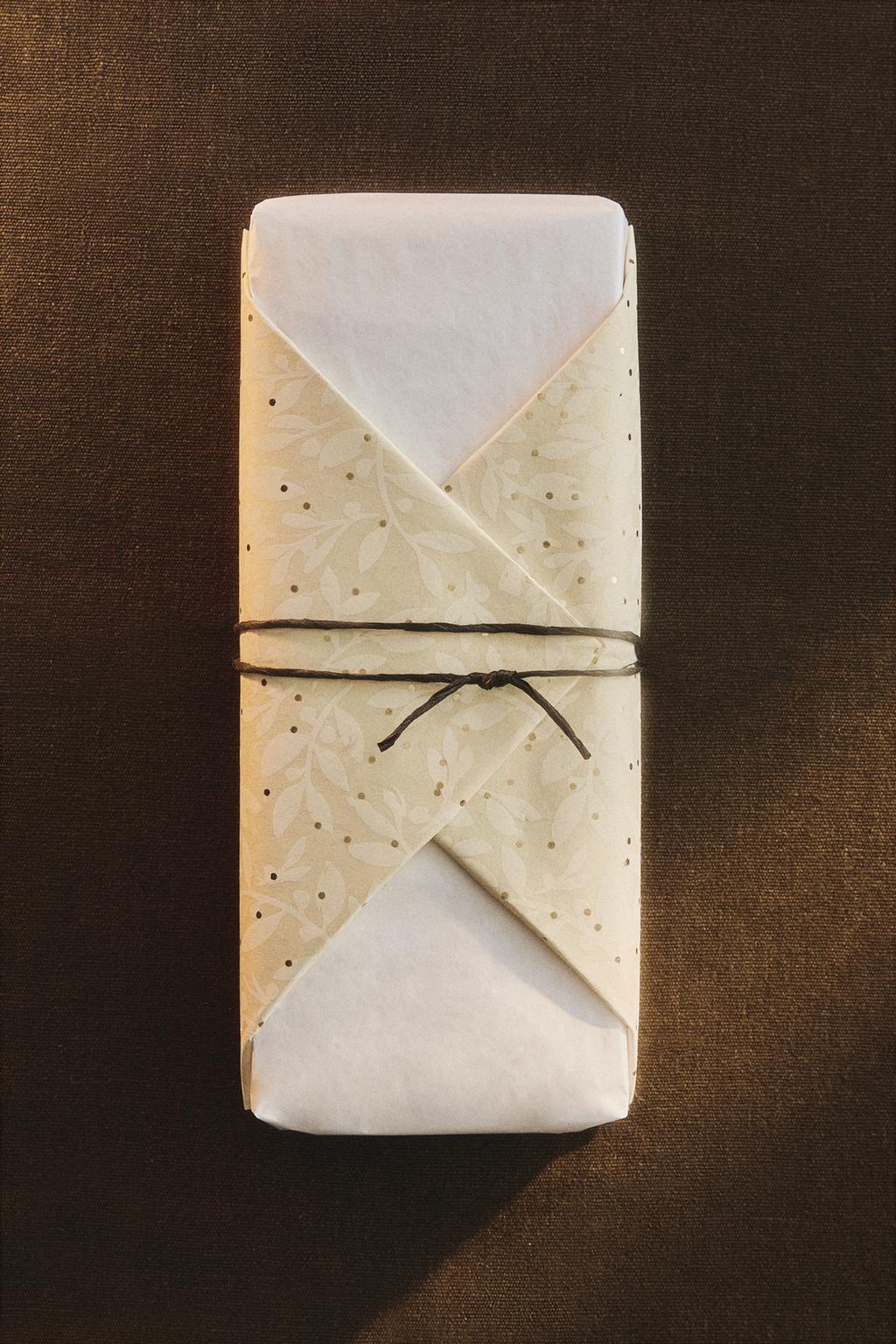 Бумага для упаковки подарков с изображением падуба и блестящих точек zara