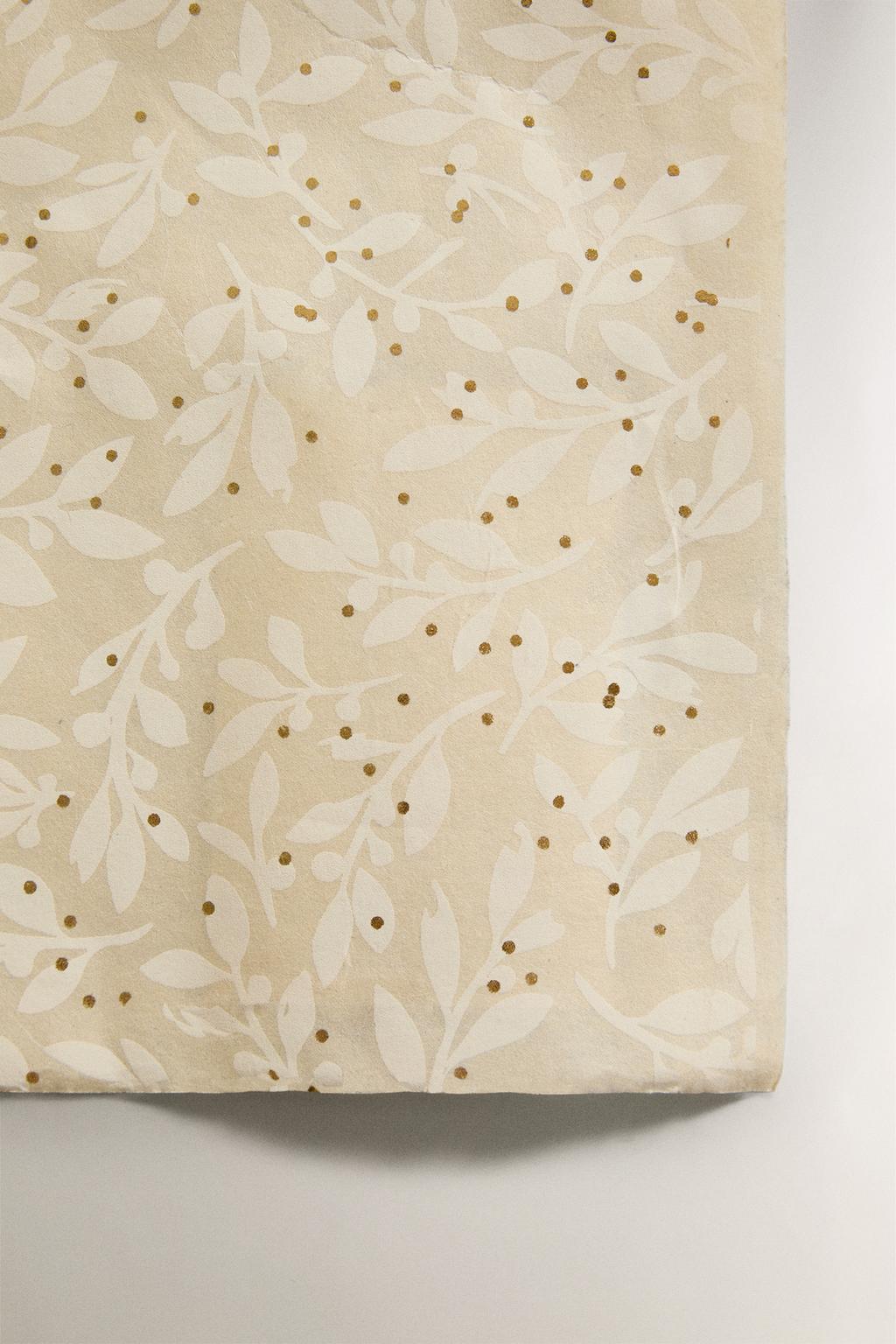 Бумага для упаковки подарков с изображением падуба и блестящих точек zara