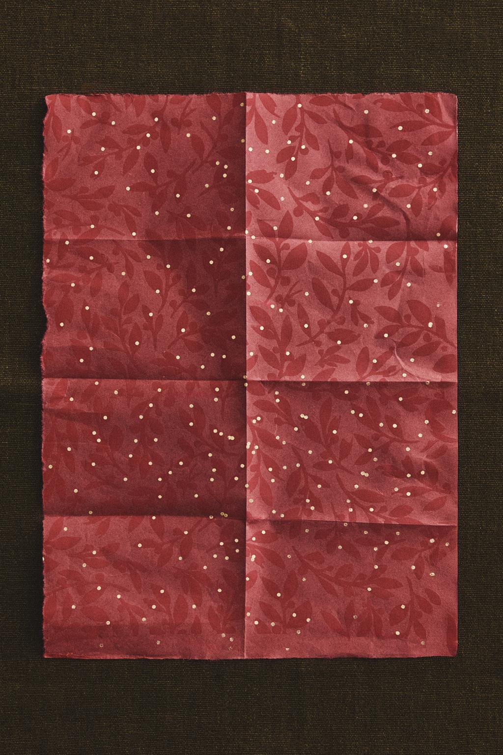 Бумажная упаковка с изображением омелы для рождественских подарков