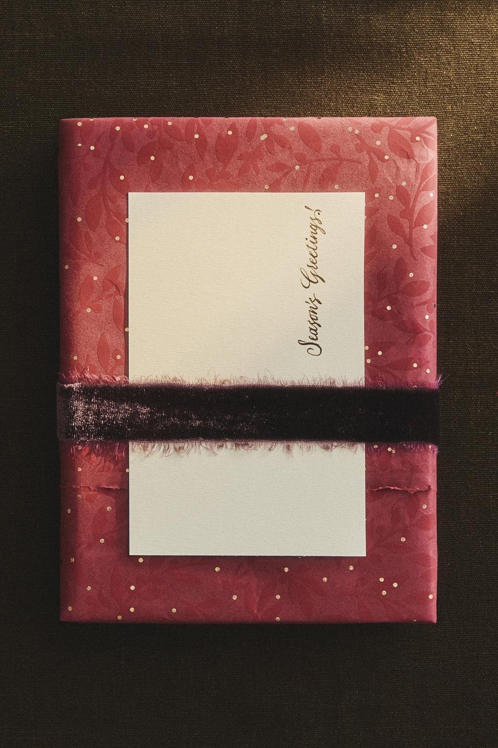 Бумажная упаковка с изображением омелы для рождественских подарков