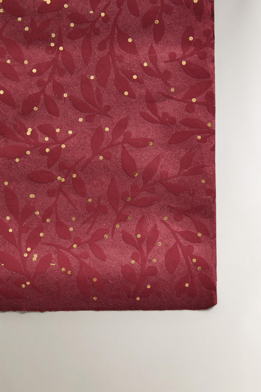 Бумажная упаковка с изображением омелы для рождественских подарков