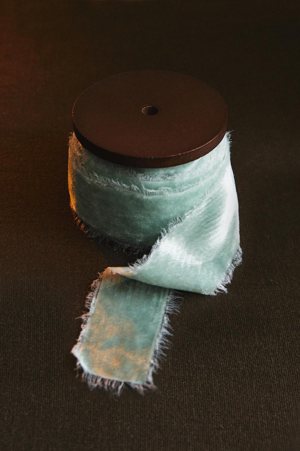 Ленточка из дарящего бархата со зазубренными краями на рождество