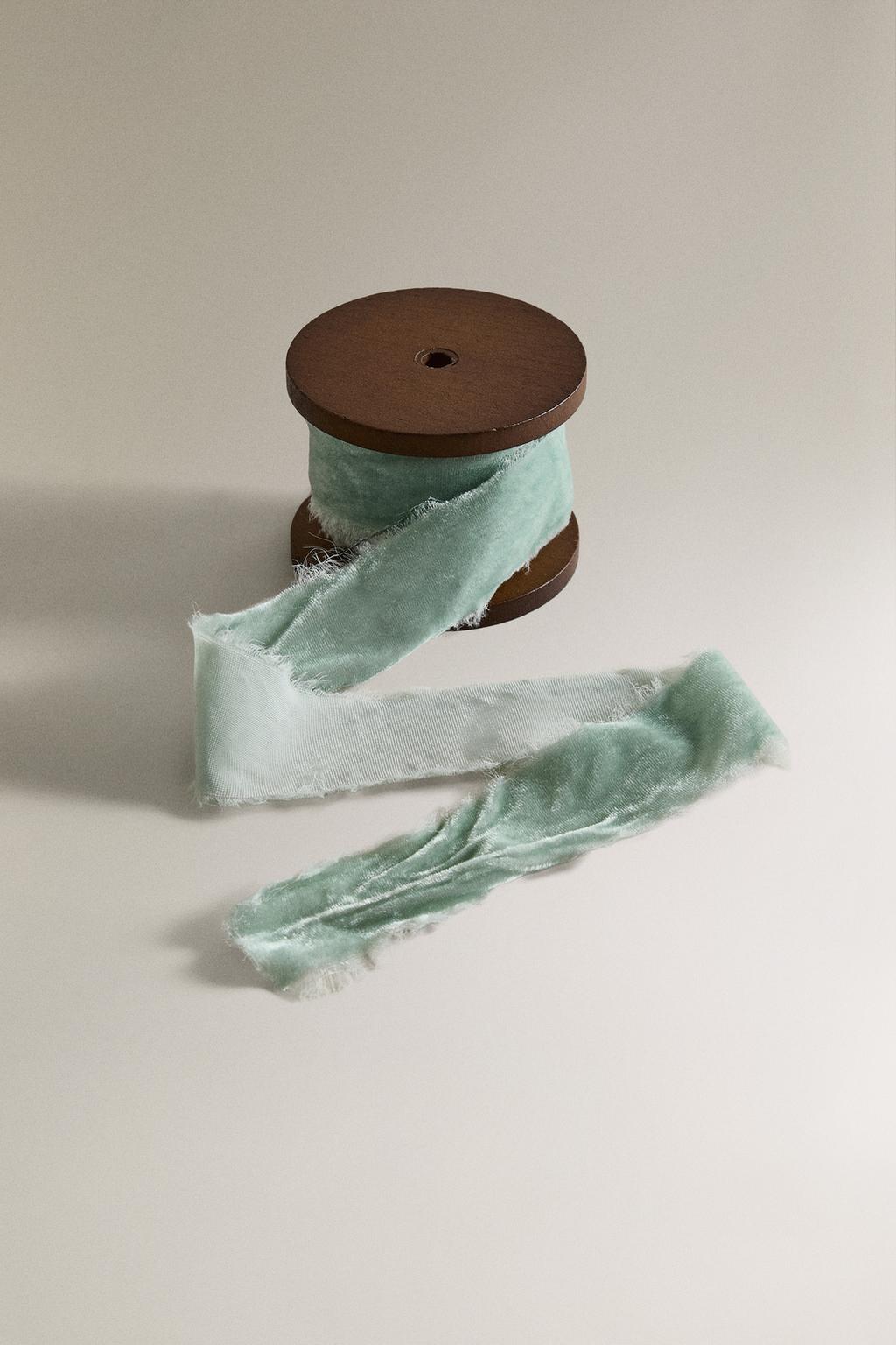 Ленточка из дарящего бархата со зазубренными краями на рождество