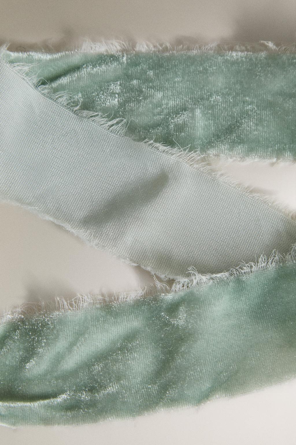 Ленточка из дарящего бархата со зазубренными краями на рождество