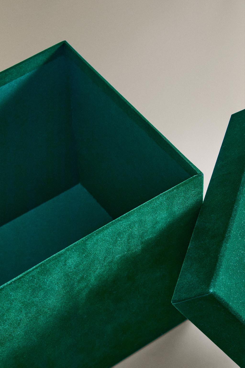 Зеленая бархатная квадратная новогодняя коробка