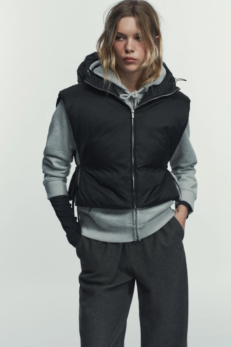 Пуховой жилет с завязками