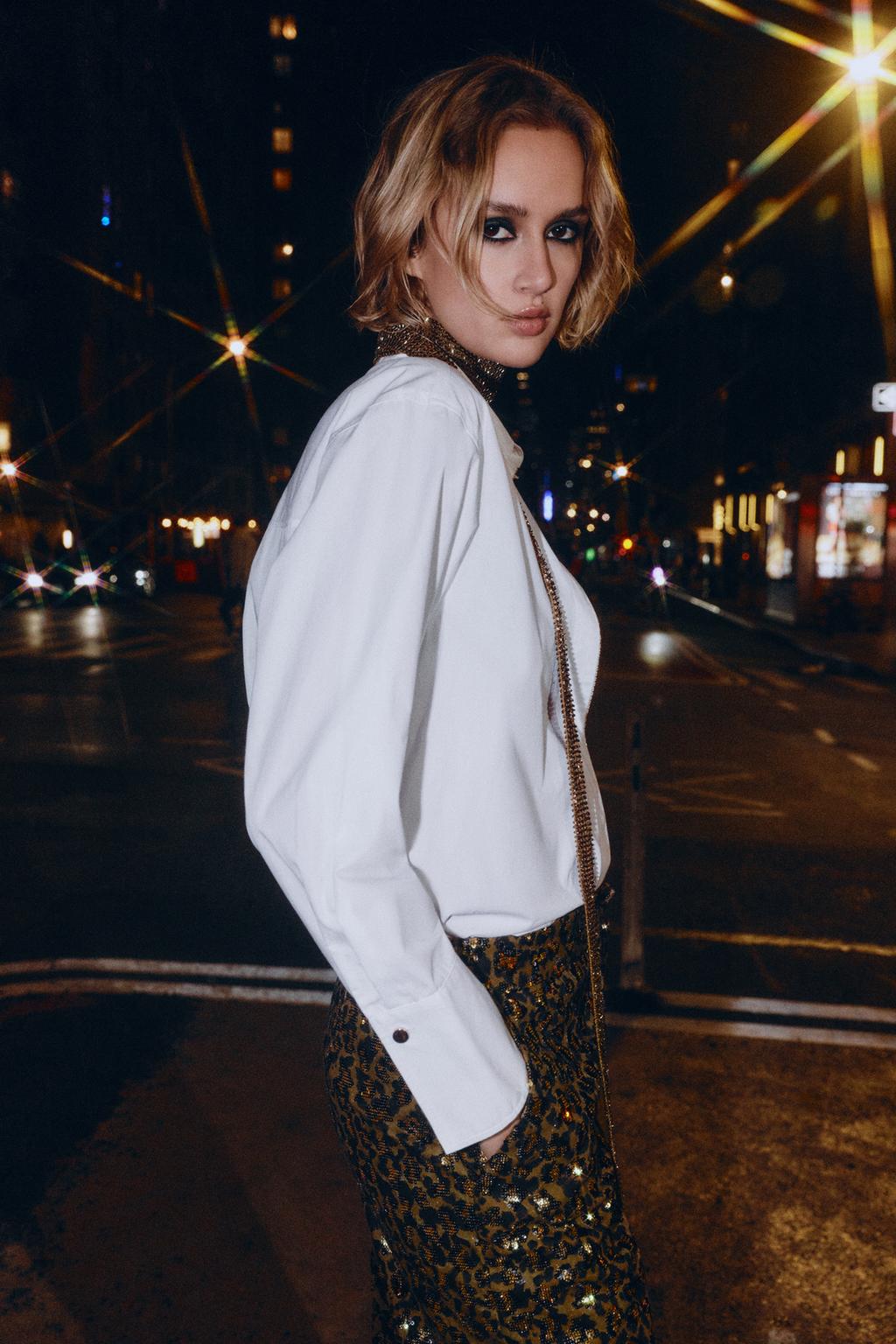 РУБАШКА ИЗ ПОПЛИНА С БУСИНАМИ НА ПЛАНКЕ