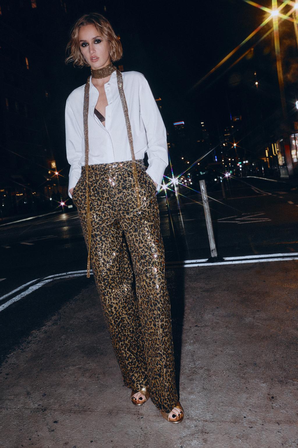 РУБАШКА ИЗ ПОПЛИНА С БУСИНАМИ НА ПЛАНКЕ