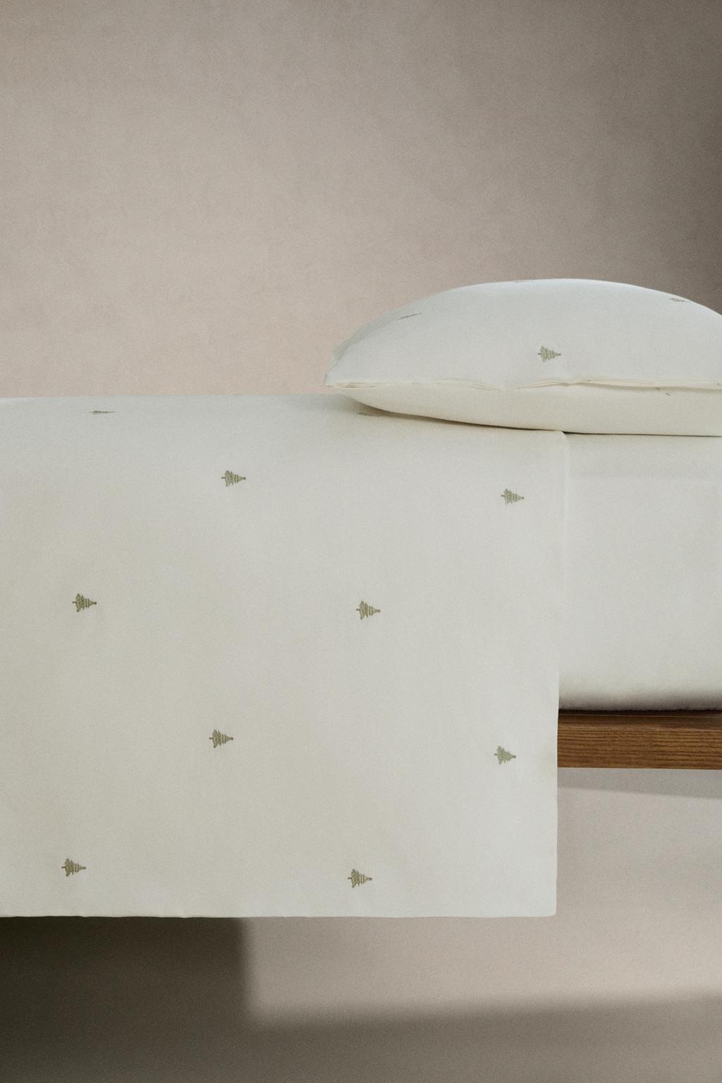 Покрывало из сатина с вышивкой рождественских елок