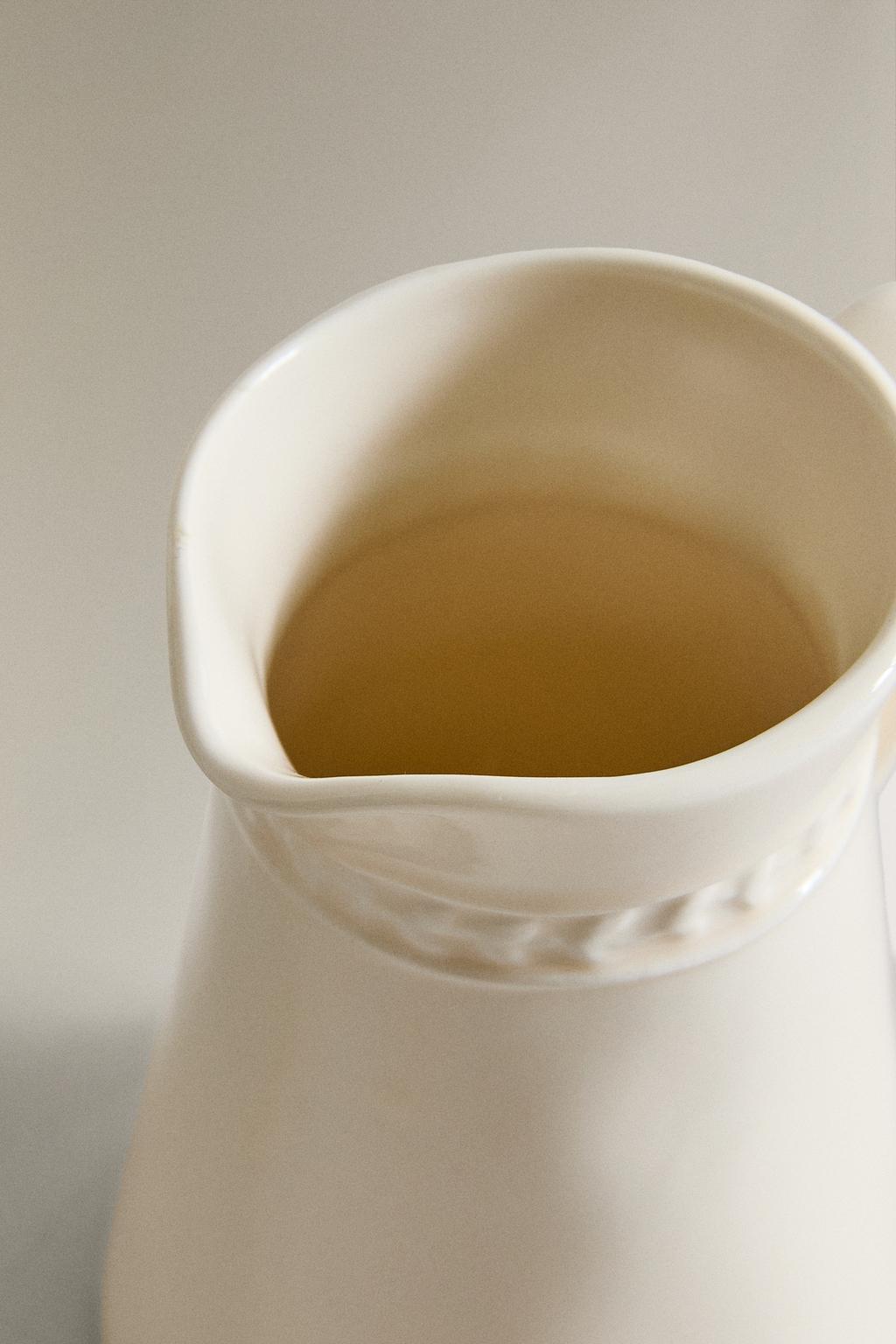 Кувшин из керамики с рельефным узором zara