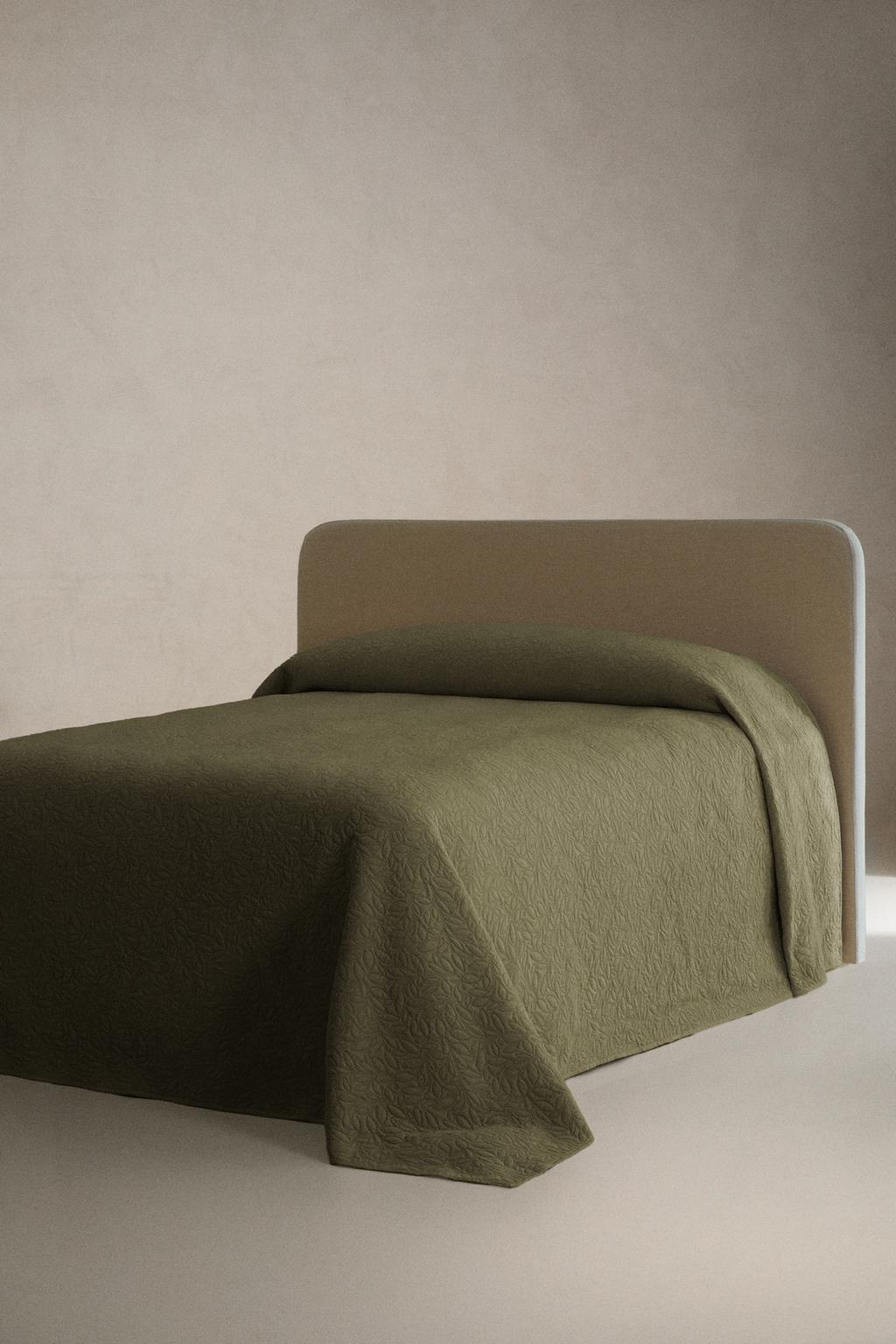 Стеганный покрывало с листьями