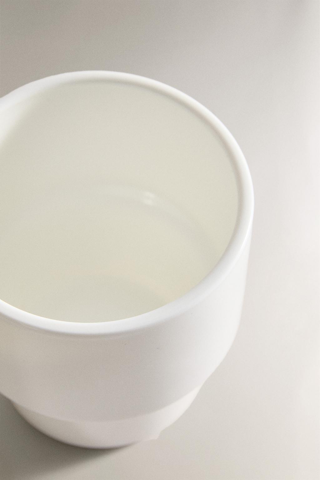 Белая стеклянная кружка