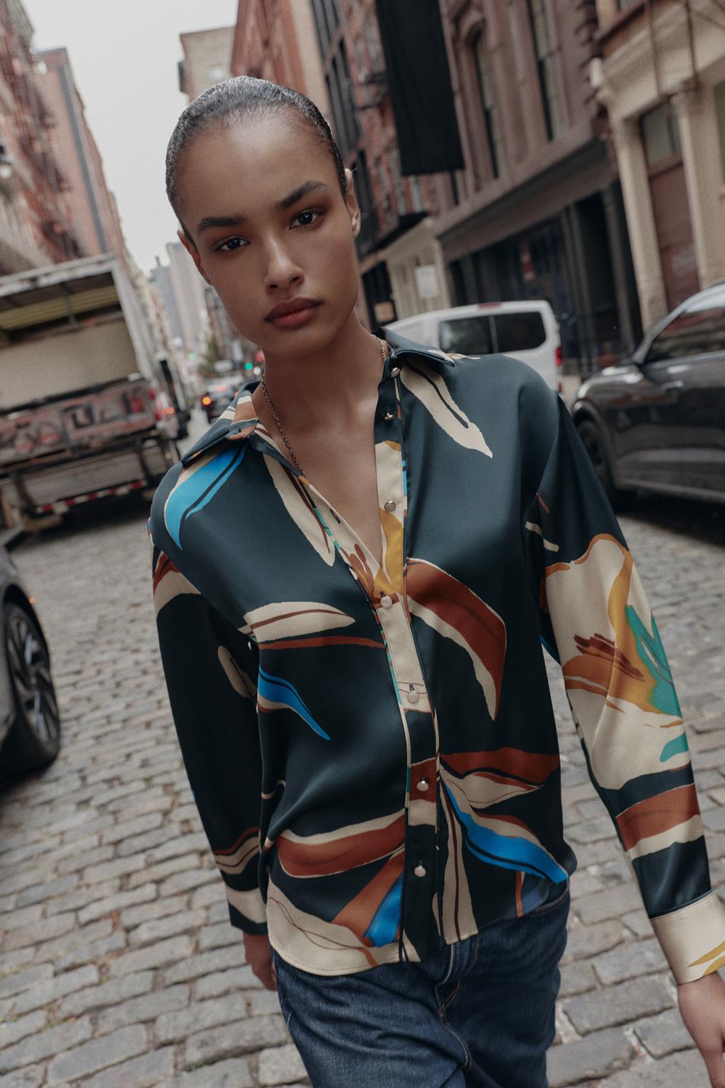 РУБАШКА СТРУЯЩЕГОСЯ КРОЯ С ПРИНТОМ