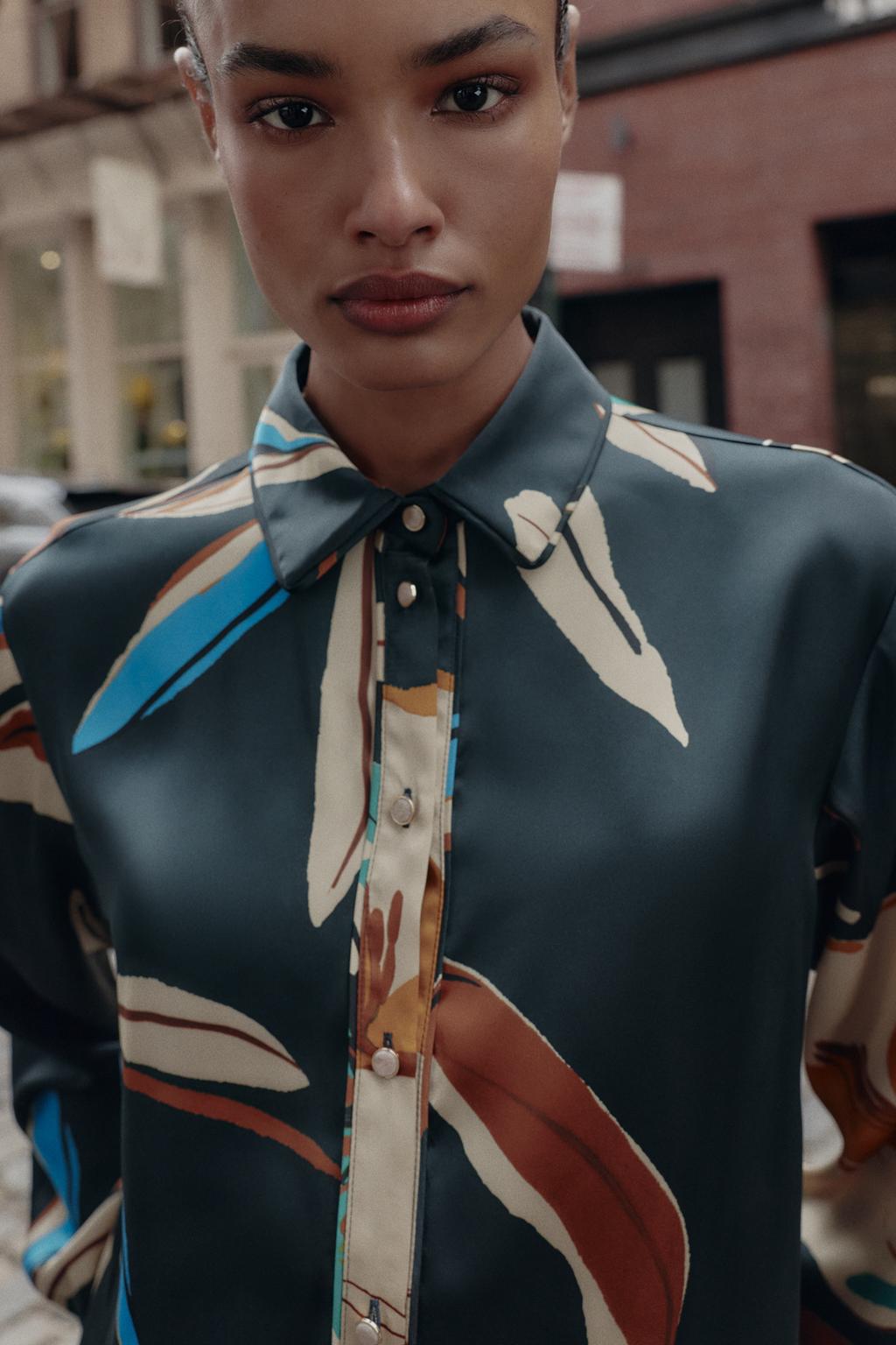 РУБАШКА СТРУЯЩЕГОСЯ КРОЯ С ПРИНТОМ