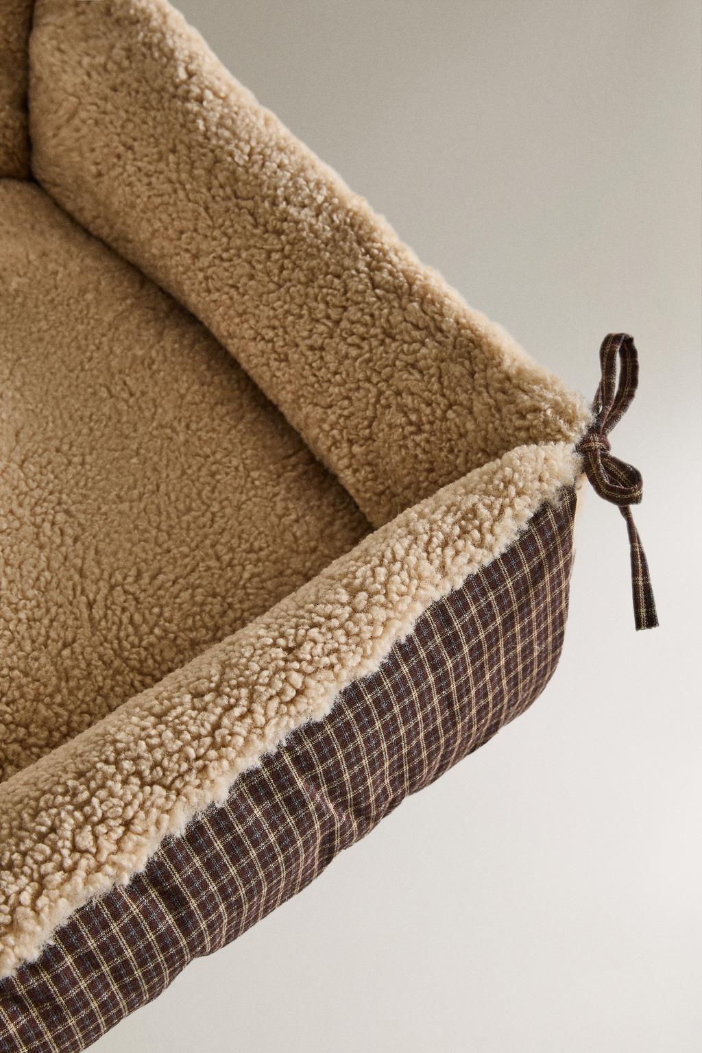 Постель для питомцев в клетчатом дизайне