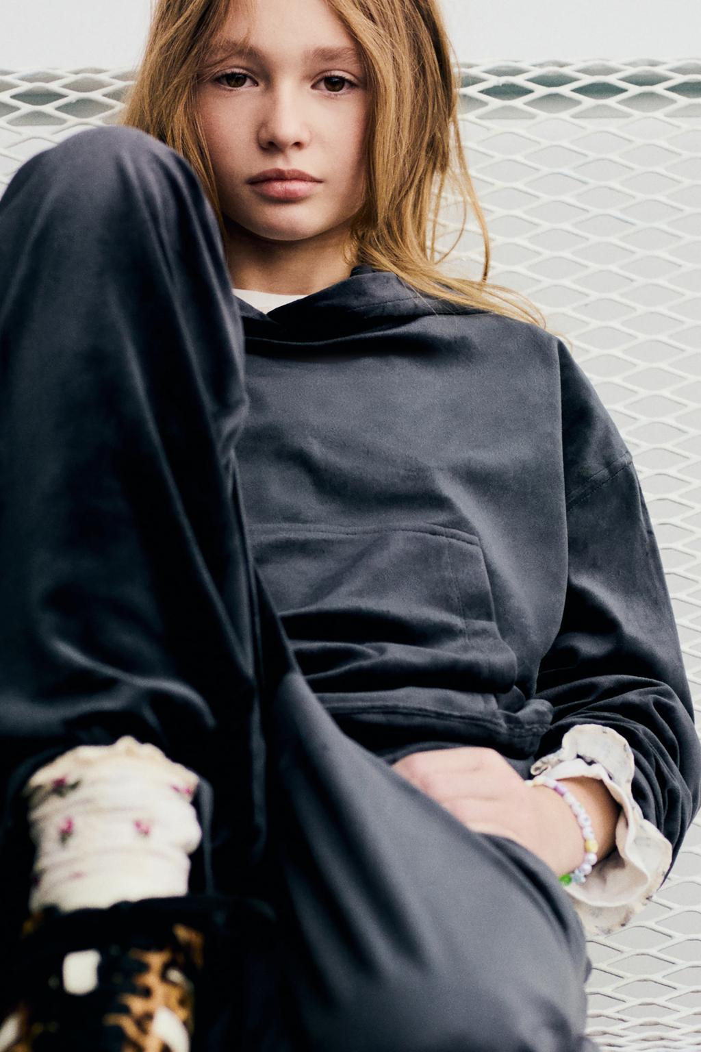 Костюм с капюшоном и широкими брюками из вельвета