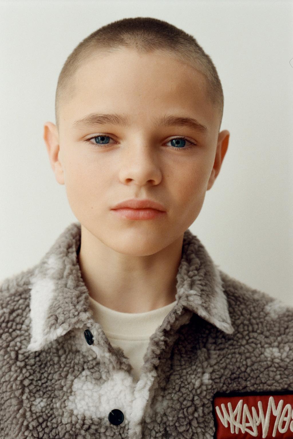 КУРТКА-РУБАШКА ИЗ ИСКУССТВЕННОЙ ОВЧИНЫ С ЗАПЛАТКАМИ В СТИЛЕ ТАЙ-ДАЙ