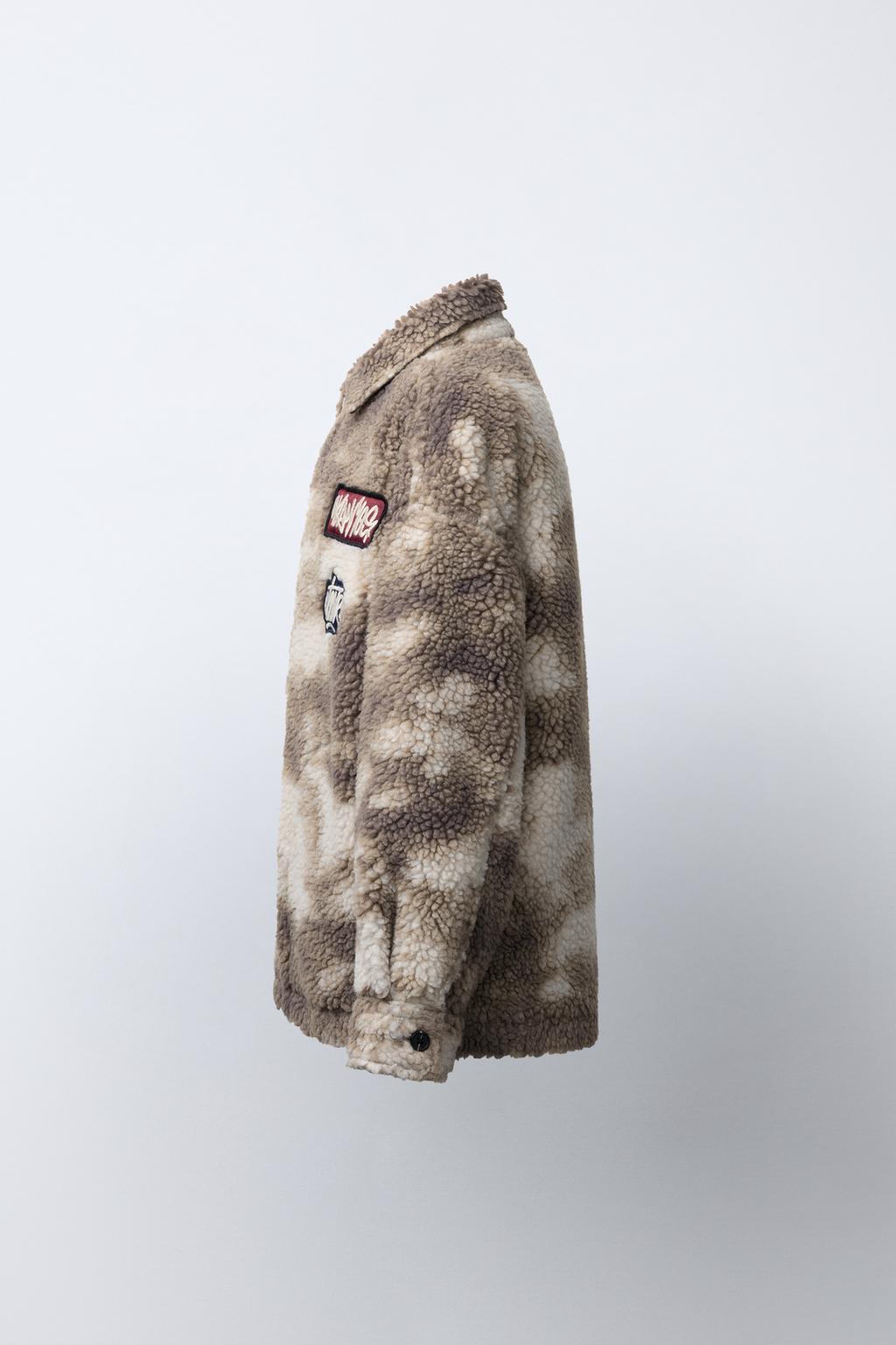 КУРТКА-РУБАШКА ИЗ ИСКУССТВЕННОЙ ОВЧИНЫ С ЗАПЛАТКАМИ В СТИЛЕ ТАЙ-ДАЙ