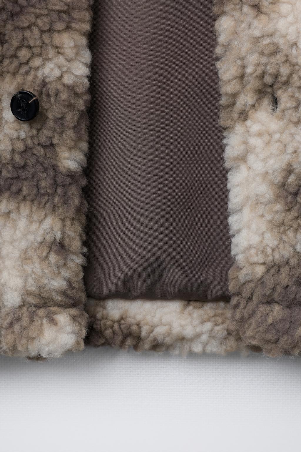 КУРТКА-РУБАШКА ИЗ ИСКУССТВЕННОЙ ОВЧИНЫ С ЗАПЛАТКАМИ В СТИЛЕ ТАЙ-ДАЙ