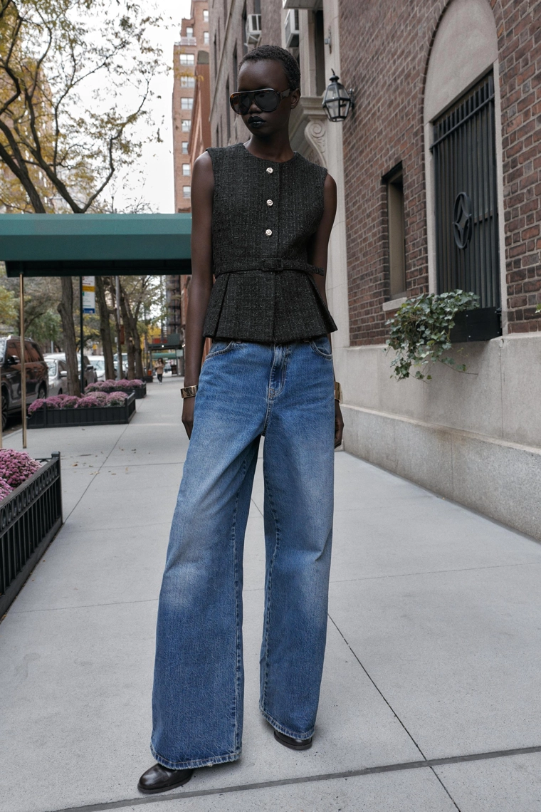 Жилет с круглым вырезом и поясом с металлической нитью