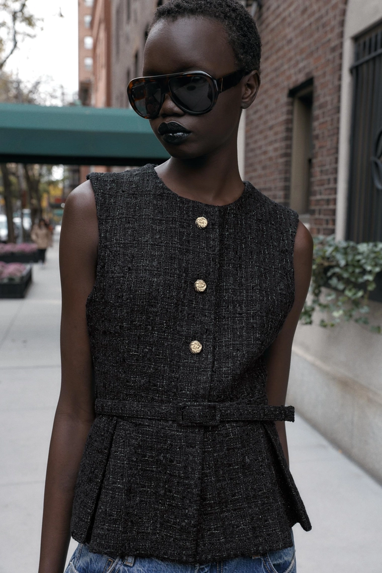 Жилет с круглым вырезом и поясом с металлической нитью