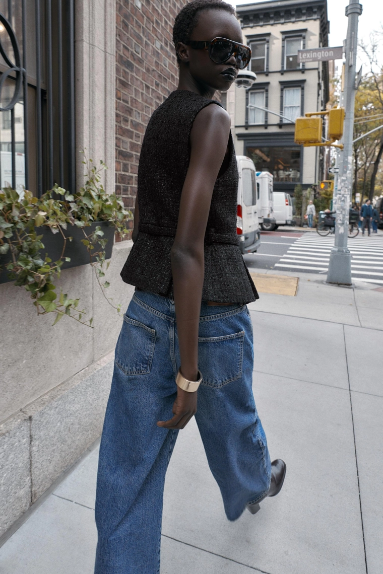 Жилет с круглым вырезом и поясом с металлической нитью