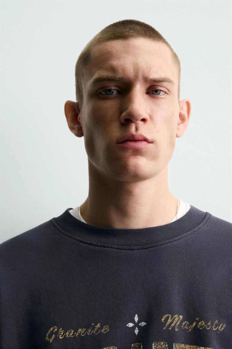 Толстовка с надписью и эффектом выцветания