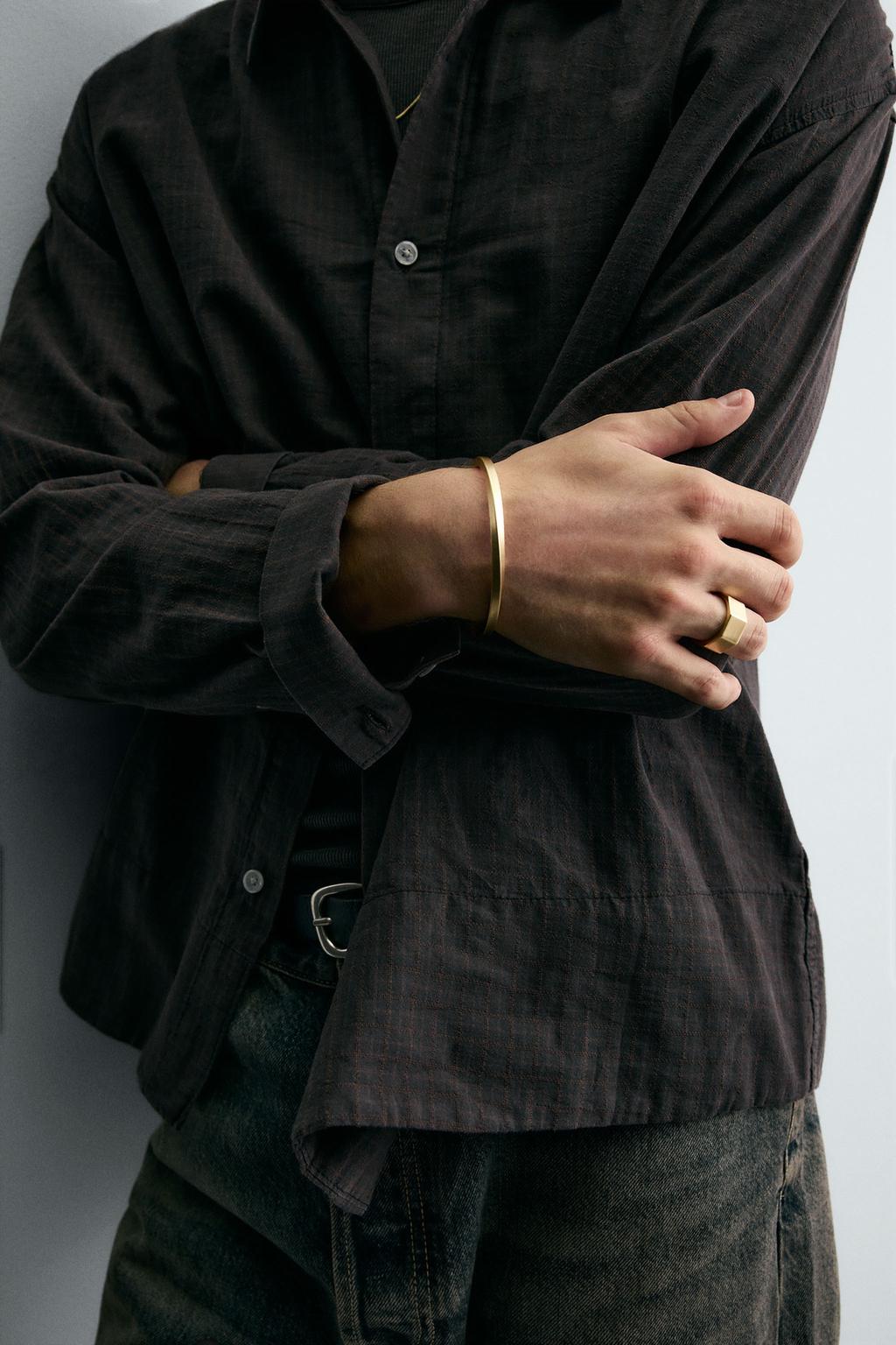 Кольцо с геометрическим узором на камне