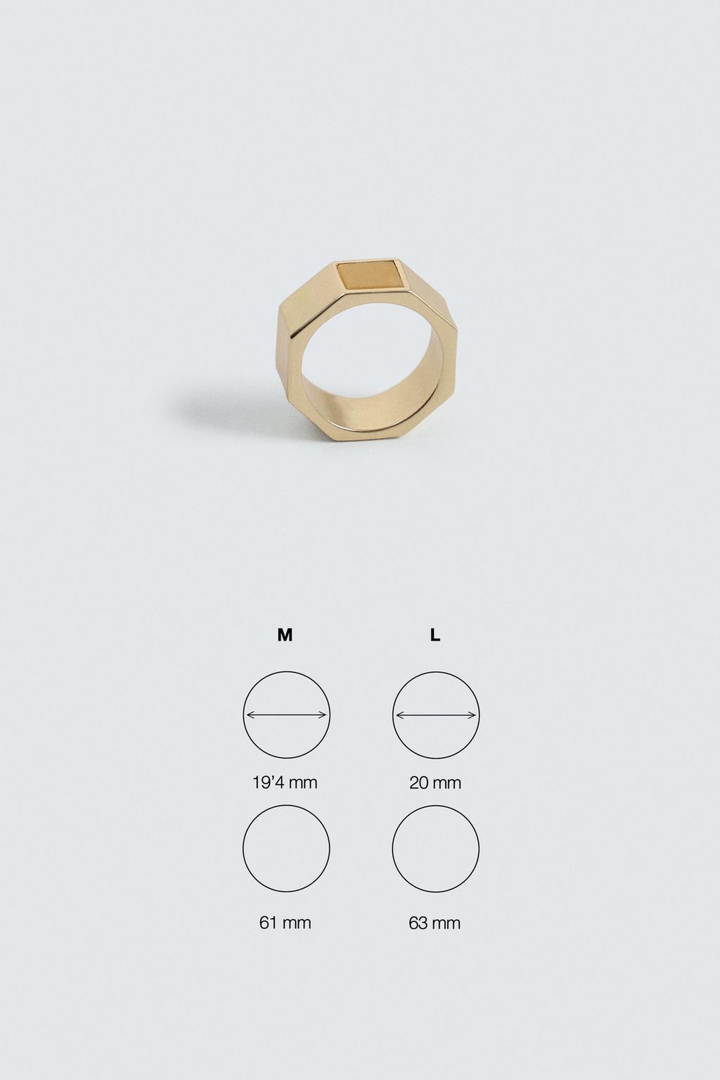 Кольцо с геометрическим узором на камне