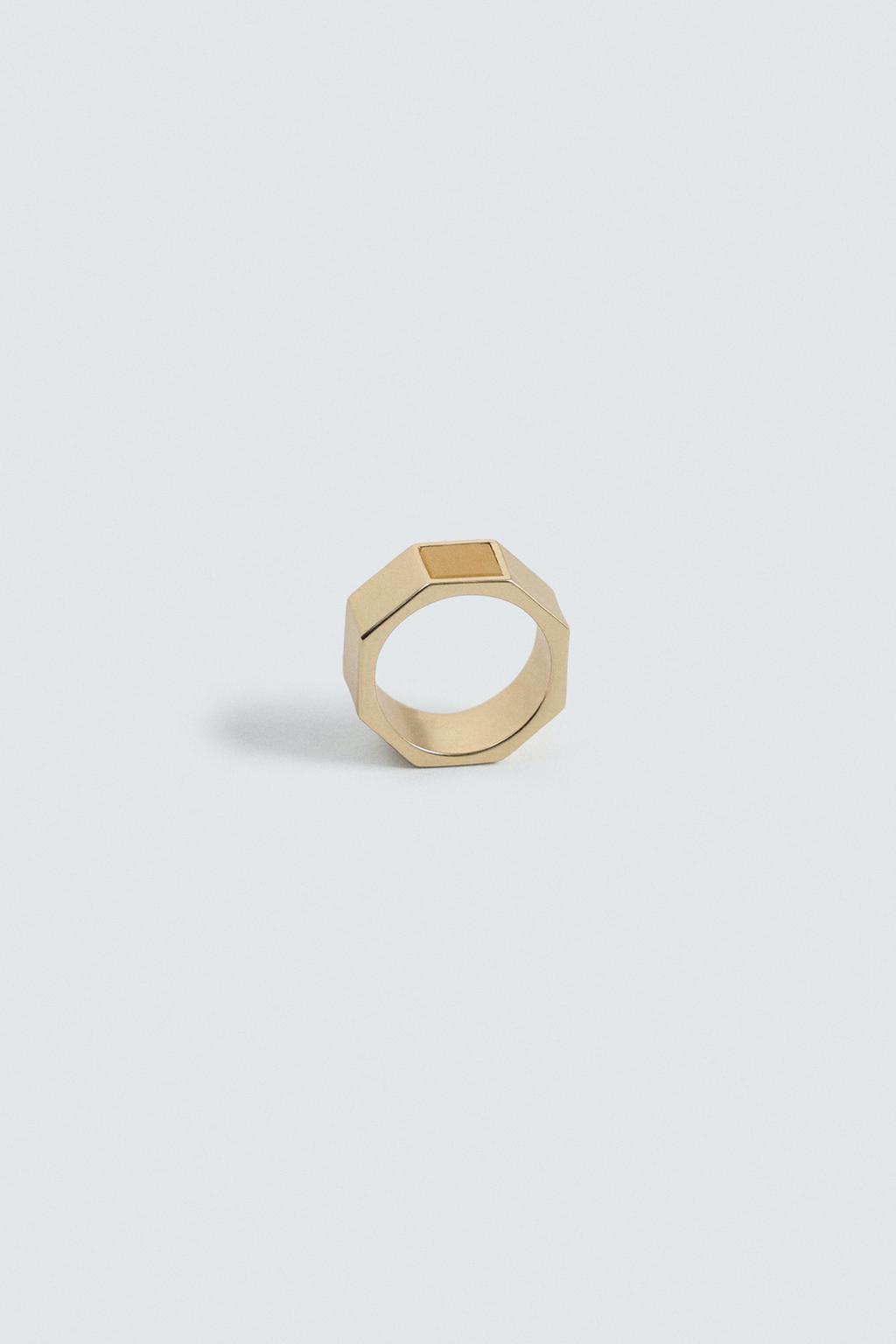 Кольцо с геометрическим узором на камне