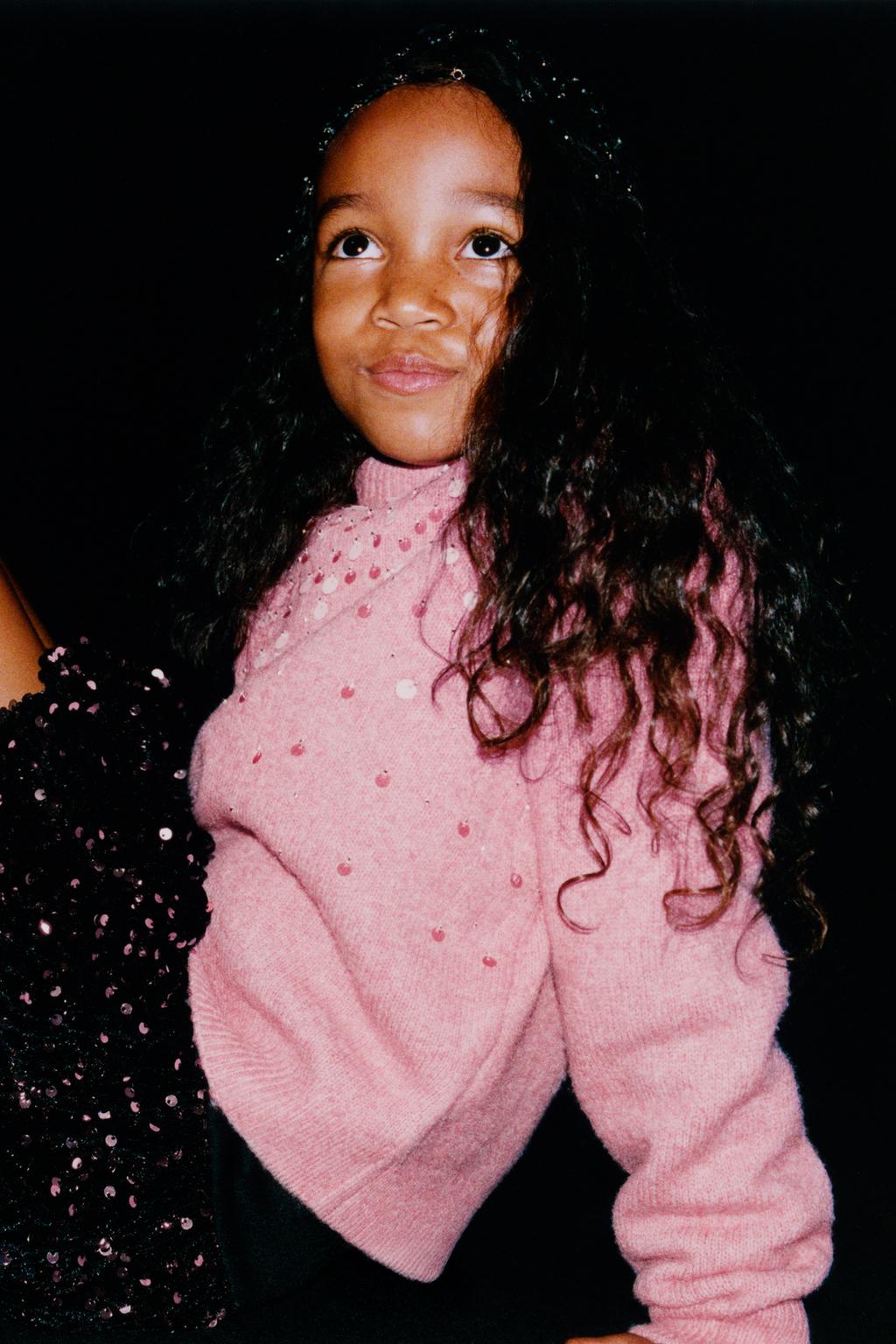 ВЯЗАНЫЙ СВИТЕР С ПАЙЕТКАМИ