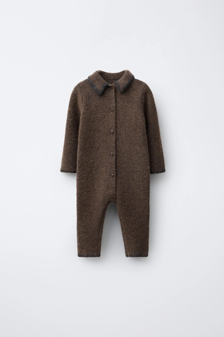 Комбинезон из вязаного материала с контрастными деталями