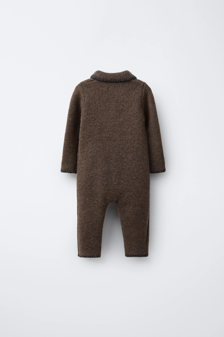 Комбинезон из вязаного материала с контрастными деталями