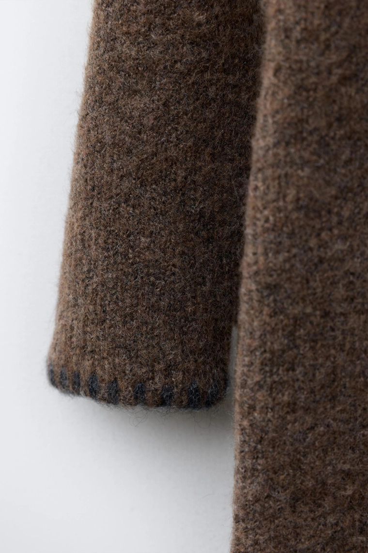 Комбинезон из вязаного материала с контрастными деталями