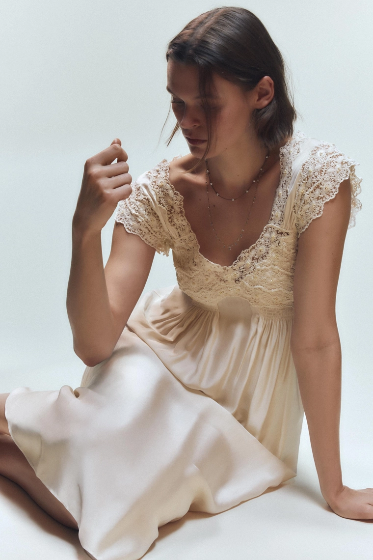 Платье-камисоль из атласа с кружевом