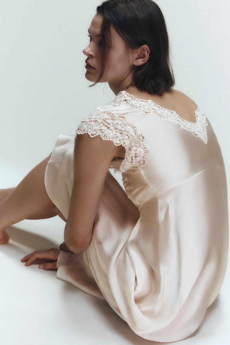 Платье-камисоль из атласа с кружевом